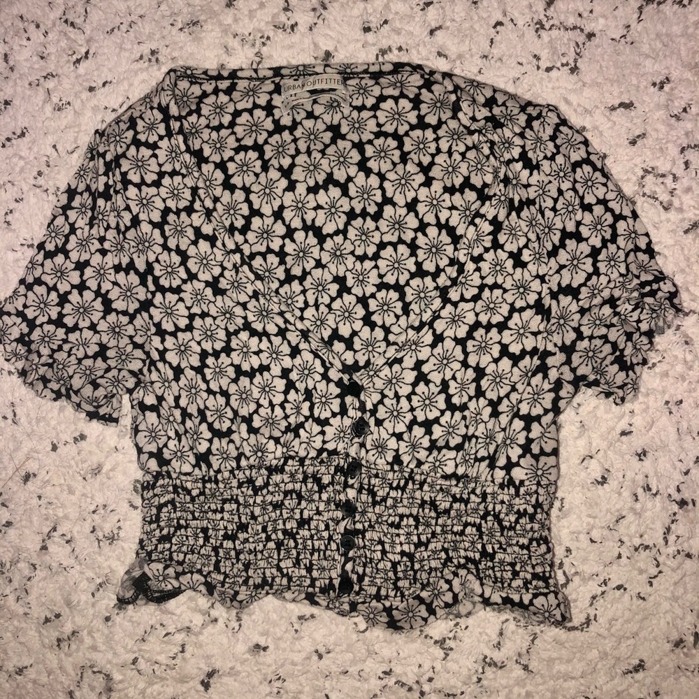 🖤urban outfitters cropped floral top